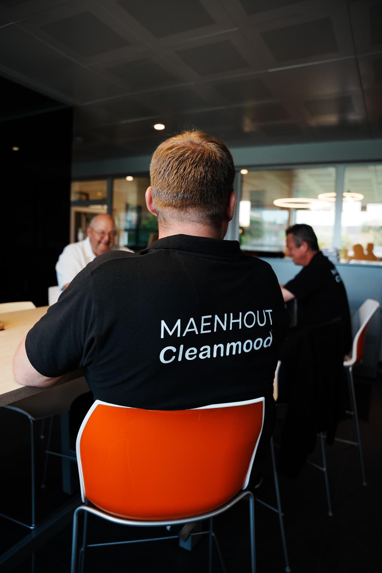 Collega's aan de koffietafel bij Maenhout Cleanmood