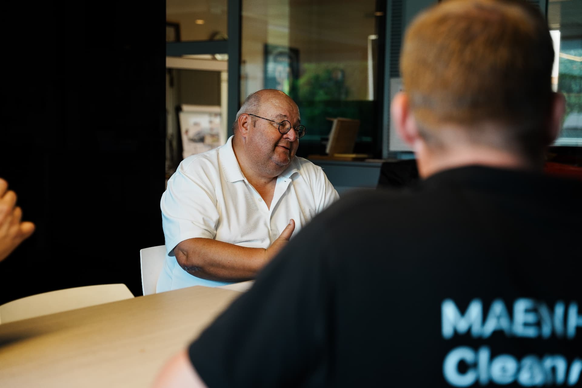 Collega's aan de koffietafel bij Maenhout Cleanmood