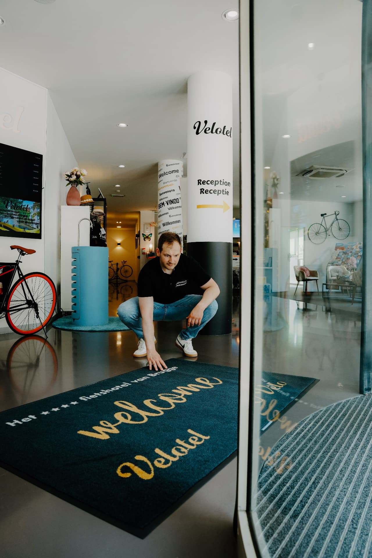 Logomat wordt gelegd in de inkomhal van een hotel